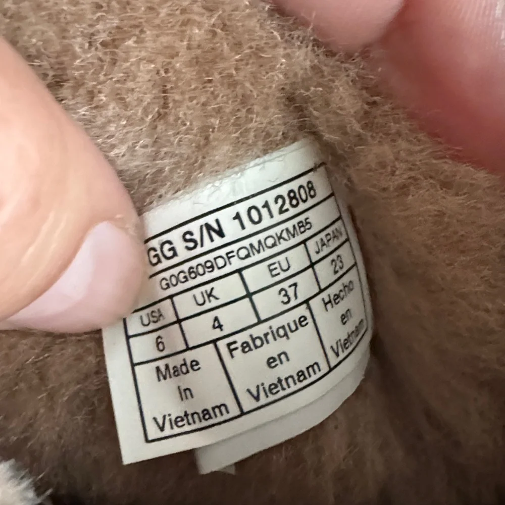 UGG‎ Short Shearling Bow Boots - Chestnut